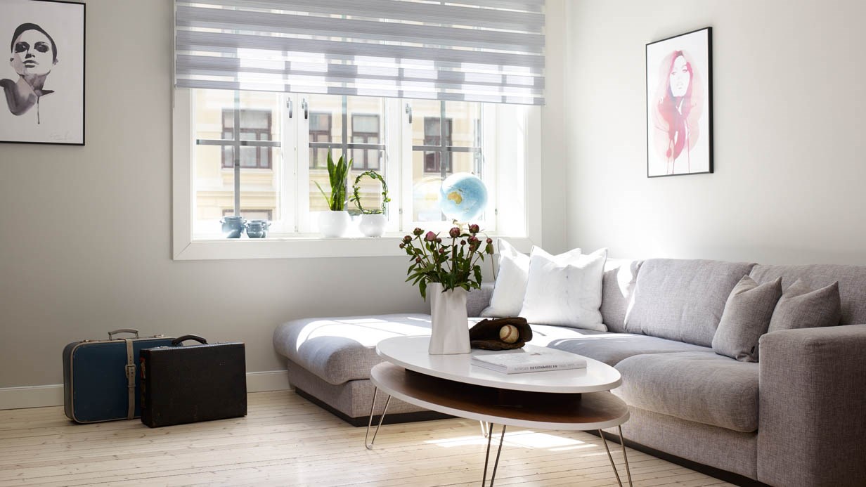 L-formet sofa i stue.
