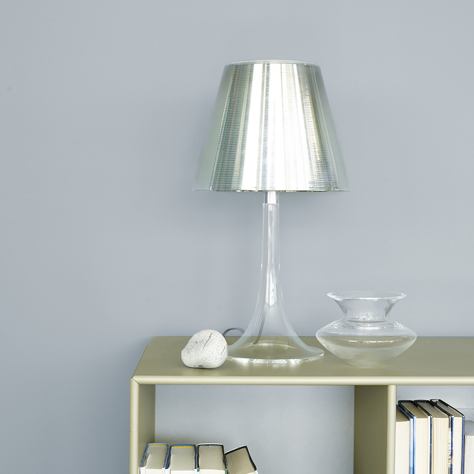 Lampe foran lyseblå vegg.
