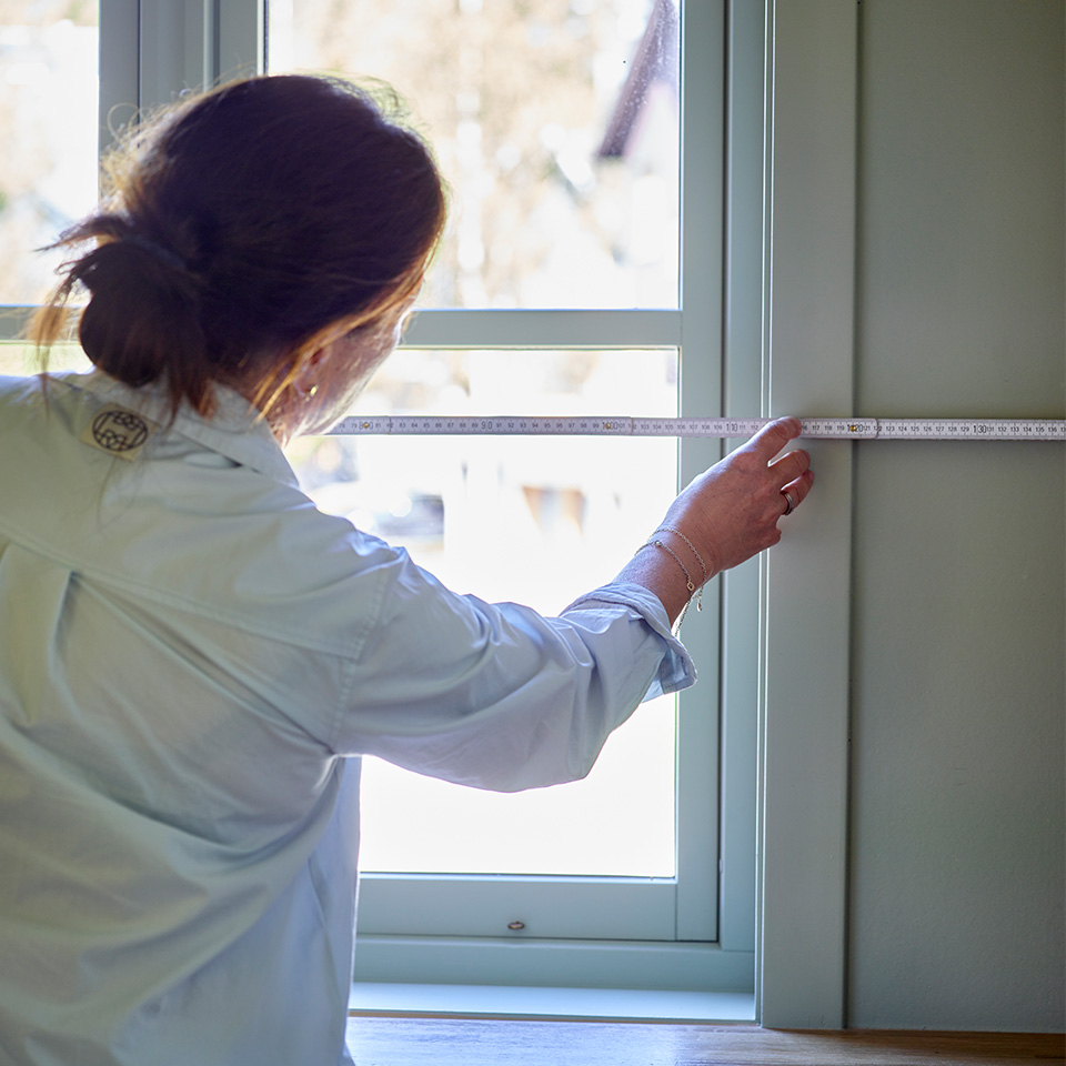 Liftgardin i beige-jordfarge i stil med veggfargen