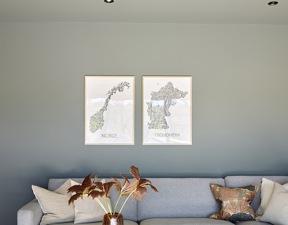 Bilde av sofa med et bord foran, og et nærbildet av bordhjørnet. 