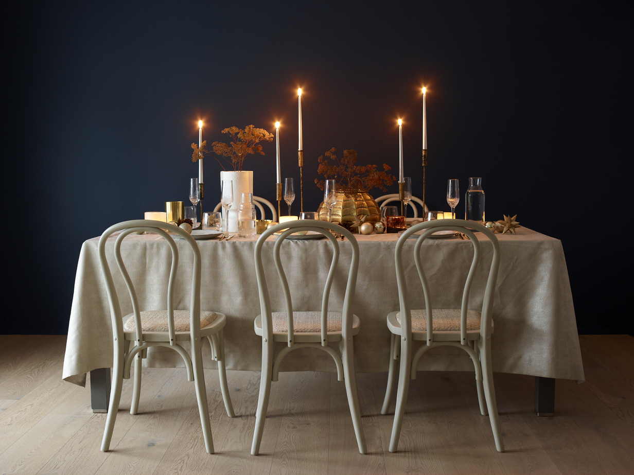 FR1372 August nyttårsbord_01 (1).jpg