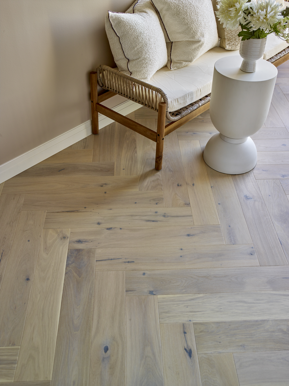 Saga Herringbone Pearl Parkett