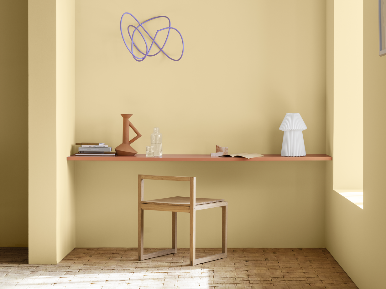 Jotun-LADY-vegg-1520-Cheerful-Peach-skrivebord-2489-Bella-liggende.jpg