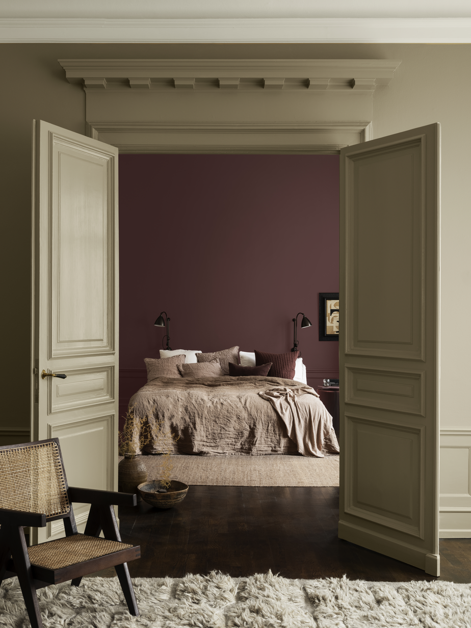 Jotun-LADY-vegg-soverom-2951-Sophisticated-Red-vegg-panel-dor-10430-Dempet-Savanne-tak-0486-Silke.jpg