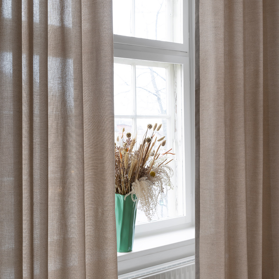 Beige gardin stue