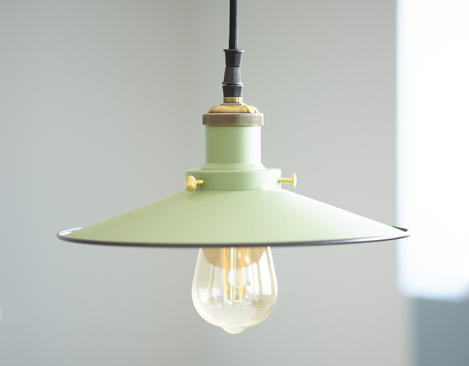 Lyseblå vegger med grønnlampe i fokus